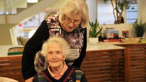 Ketri Lehto och Liisa Kilpi (som sitter i bild) minns hur det vara att leva i rädslan av bombningar. Ketri Lehto och Liisa Kilpi.