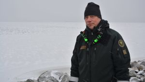 Sjöbevakningsmästare Janne Björklund vid Vallgrund sjöbevakningsstation. Sjöbevakningsmästare Janne Björklund vid Vallgrund sjöbevakningsstation.