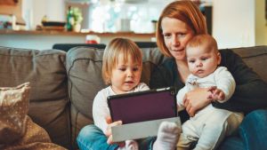 Ring videosamtal om du inte kan träffa släkt och vänner fysiskt. Familj med padda