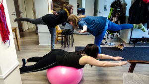 Handledarna Anu Valtanen, Kristiina Tepponen och Jonna Salmela drar morgongymnastik på Facebook i Lovisa klubbhus varje morgon. Handledare på klubbhus motionerar.