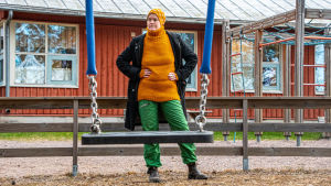 Föräldern Heidi Lunabba tycker att Haddom skola skulle kunna flytta till Kuggoms gamla daghemslokal, om skolbyggnaden inte kan renoveras. Heid Lunabba på Kuggom daghems gård