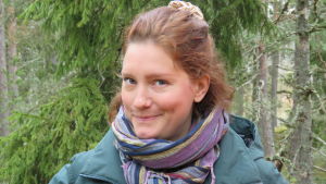 Nora Gullmets har det pedagogiska greppet och har lätt för att stå framför kameran ... En kvinna i rödbrunt hår och grön anorakliknande ytterrock står i en granskog Hon ser glad ut.