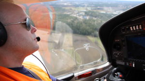 Marko Virolainen är frivillig pilot vid Åbo flygklubb och han ser flygövervakningen som en kombination av samhällsnytta och nöje. Metsäpalojen valvontalento, Marko Virolainen ohjaa konetta.