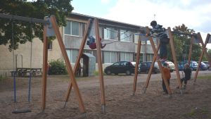 I Fiskarin koulu går drygt femtio elever. Barn gungar utanför Fiskarin koulu