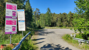 P-boxar med ny information om betalningen vid det privata parkeringsområdet ska dyka upp de närmaste veckorna. Ett tomt grusfält.