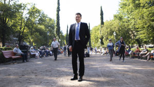 Thomas Blomqvist utanför justitieministeriet på Esplanaden i Helsingfors. Thomas Blomqvist esplanadin puistossa