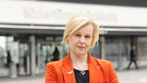 År 2006 formulerade Ann-Cathrine sitt första forskningsprojekt om populism på Södertörns högskola. ”Många ifrågasatte relevansen, men det blev faktiskt viktigt och relevant”, säger hon. Ann-Cathrine Jungar poserar ute.