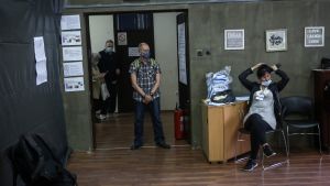 I vallokalerna delas det ut ansiktsmasker. Den här bilden är tagen vid ingången till en vallokal i Belgrad idag. I vallokalerna delas det ut ansiktsmasker. Den här bilden är tagen vid ingången till en vallokal i Belgrad idag.