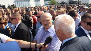 Lukasjenko fick inte ett varmt mottagande på fabriken han besökte på måndag. President Alexander Lukasjenka besöker en fabrik som inlett strejk i Minsk 17.8.2020.