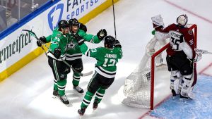Miro Heiskanen (i mitten) firar sitt 1–0-mål. Miro Heiskanen (i mitten) firar sitt 1–0-mål.