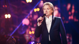 Pepe Willberg laulaa Elämäni Biisi -lavalla.