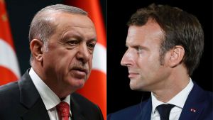 Recep Tayyip Erdogan och Emmanuel Macron i luven på varandra. Recep Tayyip Erdogan och Emmanuel Macron