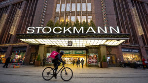Stockmann vill sälja sina fastigheter, men det är dålig tidpunkt för det nu, säger experter. Stockmanns varuhus i centrum av Helsingfors med julbelysning