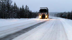 Arkivbild. Flera långtradare körde av vägen på den norska sidan. Rekka ajaa Kilpisjärventietä eli Valtatietä 21 Lapissa talvisissa olosuhteissa.
