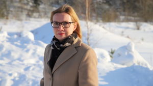 Kati Arell skulle ha önskat sig att Konkurrens- och konsumentverket skulle ha drivit en grupptalan mot Fi-Nergy. Kvinna i glasögon och vinterkappa i ett landskap med snö och små träd bakom sig. Kati Arell skulle ha önskat sig att Konkurrens- och konsumentverket skulle ha drivit en grupptalan mot Fi-Nergy.