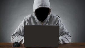 När folk är anonyma kan de visa sina värsta sidor. Anonym person framför en laptop