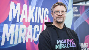 Jukka Jalonen gör sitt andra raka VM som förbundskapten. Under den första sejouren (2009–2012) blev det fyra turneringar. Saldot är två VM-guld. Jukka Jalonen poserar framför kameran.