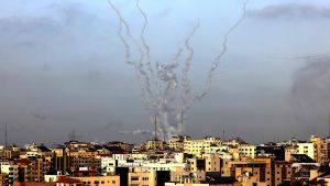 Raketer har slagit ner i Israel och Gaza. På bilden är den terroriststämplade gruppen Hamas luftangrepp mot Israel. Raketer har avfyrats mot Israel från Gaza den 10 maj 2021 i samband med demonstrationer under Jerusalem-dagen.