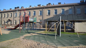 I N-huset finns daghemmet Mäntykoto och Nylands brigads hälsovårdscentral. Helsingfors och Nylands sjukvårddistrikts (HNS) psykiatriska öppna vårdenhet flyttar ut från byggnaden den 1 februari 2018. Mäntykoto dagisgård.