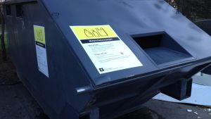 Rinkis insamlinskärl för plast har en gul symbol. Plastinsamlingscontainer i Åbo.