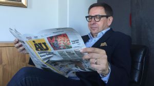 Vi tar vårt ansvar men tidningarnas resultat måste bära verksamheten säger skattmästaren Lasse Svens vid Stiftelsen för Åbo Akademi. Skattmästaren Lasse Svens vid Stiftelsen för Åbo Akademi sitter och läser Åbo Underrättelser.