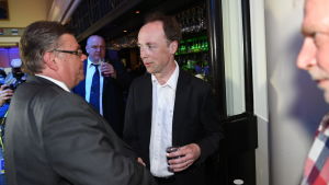 Vid Europaparlamentsvalet 2014 hade Timo Soini orsak att gratulera Jussi Halla-aho till invalet. Jussi Halla-aho skakar hand med Timo Soini.