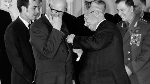 President Urho Kekkonen får en medalj för folkens vänskap av sovjetledaren Nikolaj Podgornyj i april 1973. President Urho Kekkonen får en medalj av en sovjetisk ledare.