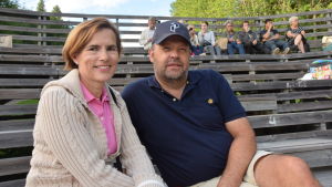 Birgitta Byman och Henrik Rehnberg såg pjäsen Varggropen. en man och en kvinna på en läktare