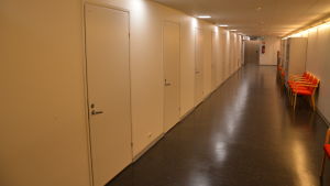 Väggarna mellan de små kontorsrummen har rivits, men som arkitektonisk detalj ska de obrukbara dörrarna finnas kvar. Korridor i Novia i Åbo.