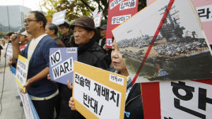 Sydkoreanska demonstranter protesterade nyligen mot USA:s och Sydkoreas gemensamma militärövningar Sydkoreanska demonstranter protesterade nyligen mot USA:s och Sydkoreas gemensamma militärövningar
