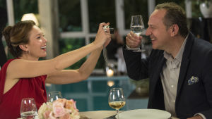 Chin chin, som man säger på franska. Anne (Diane Lane) sitter vid ett bord och fotograferar Jacques (Arnaud Viard) som skålar med henne.