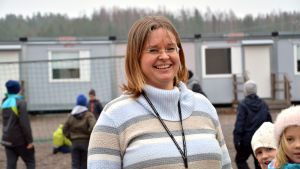 Grännäs skolas rektor Pamela Bäckman på skolgården. Pamela Bäckman, rektor för Grännäs skola