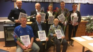 Övre raden från vänster: Jörgen Törnqvist, Roger Lindberg, Inger Lindberg, Ron Lindberg och Eva Österlund. Sittande från vänster: Glenn Lignell, Göran Ekegren och Tage Strandström. Flera personer visar upp sina diplom de fått.