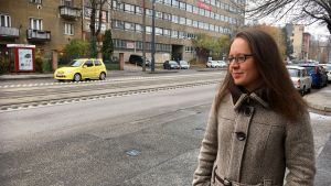 Anita Kőműves utanför byggnaden där hennes tidigare arbetsgivare Népszabadság fanns innan den tidningen lades ner av regeringen. Anita Komuves, en ungersk journalist.
