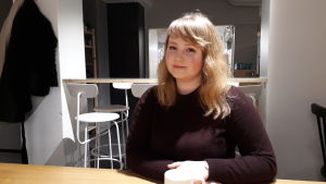 Katarina Heikkinen studerar sociologi för andra året. Katarina Heikkinen på ett café