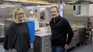 Veronika Franzén och Thomas Snellman. Veronika Franzén och Thomas Snellman i ett storkök.