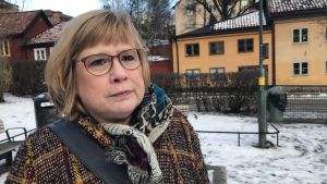 “Jag hjälper mina gamla elever, jag är som en svensk moster. Jag försöker stötta så gott jag kan och jag samlar in pengar när de behöver någonting”, berättar Lotta Lilja Pittuco. Porträttbild på Lotta Lilja Pittuco, talespeson för #vistårinteut.