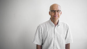 Juha Pekkanen tycker att man ska se över hur inneluft ska mätas. Enkäter om symtom är inte relevanta, säger han. Porträtt på Juha Pekkanen, professor i folkhälsa vid Helsingfors universitet. Han forskar också för THL.
