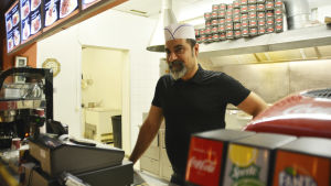 Weria Hamarash äger pizzerian Papino i Formis. Han har inga planer på att flytta pizzerian till centrum utan hans kunder finns vid eller hittar till Formis. En man står framför kassan i en pizzeria i Ekenäs