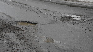 Bilden är tagen 11 februari 2019 i Pargas centrum på Strandvägen. Det hål som Kronberg råkat ut för lappades under måndagen. Gropar i gatan i Pargas.