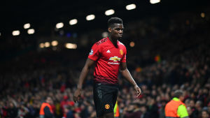 Paul Pogba lämnar planen efter det röda kortet. Paul Pogba går av plan.