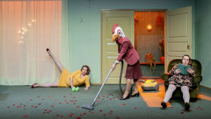 Behaga, bejaka sig själv eller verka i det tysta? På bilden Elina Knihtilä, Aksinja Lommi och Katja Küttner. Foto från Medusan huone på Q-teatteri.