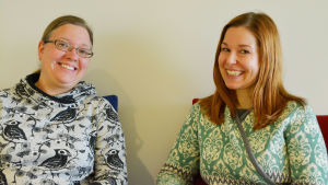 Sanne Salminen sjunger i kören och Maria Linde är producent och huvudrollsinnehavare. Sanne Salminen och Maria Linde