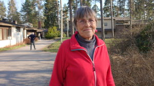 Karin-Astrid Söderlund demonstrerar varje fredag. kvinna i röd jacka utomhus
