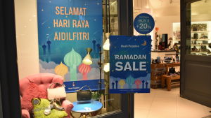 I samband med ramadan ska muslimerna skaffa sig nya kläder och prydnader för hemmen. Under Hari Raya Aidilfitri klär sig malajerna i sina nya festdräkter. Ett skyltfönster och en skylt som säger Ramadan sale.