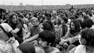 Blivande Rockpoliser in action Woodstockin festivaalin yleisömeri vuonna 1969. Kuva dokumenttielokuvasta.