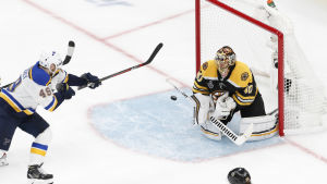 Tuukka Rask räddade 34 skott i den andra finalen. Tuukka Rask räddar ett skott mot St. Louis.