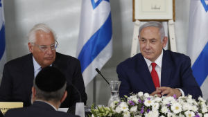 På bilden Israels premiärminister Benjamin Netanyahu och USA:s ambassadör Dived Friedman (till vänster). På bilden Israels premiärminister Benjamin Netanyahu och USA:s ambassadör Dived Friedman.