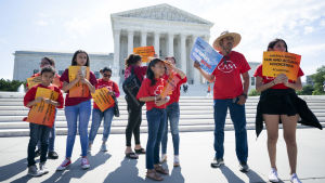 Demonstration när Högsta domstolen i Washington avgjorde Census2020 och kritik mot valdistriktindelning. En grupp unga demonstranter i röda t-skjortor utanför Högsta Domstolens pampiga marmorbyggnad i Washington.
