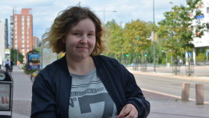 Jasmin tycker att det är märkligt att det inte ges mer information till mödrar om möjligheten att donera bröstmjölk. Kvinna står utomhus och tittar in i kameran och ler.
